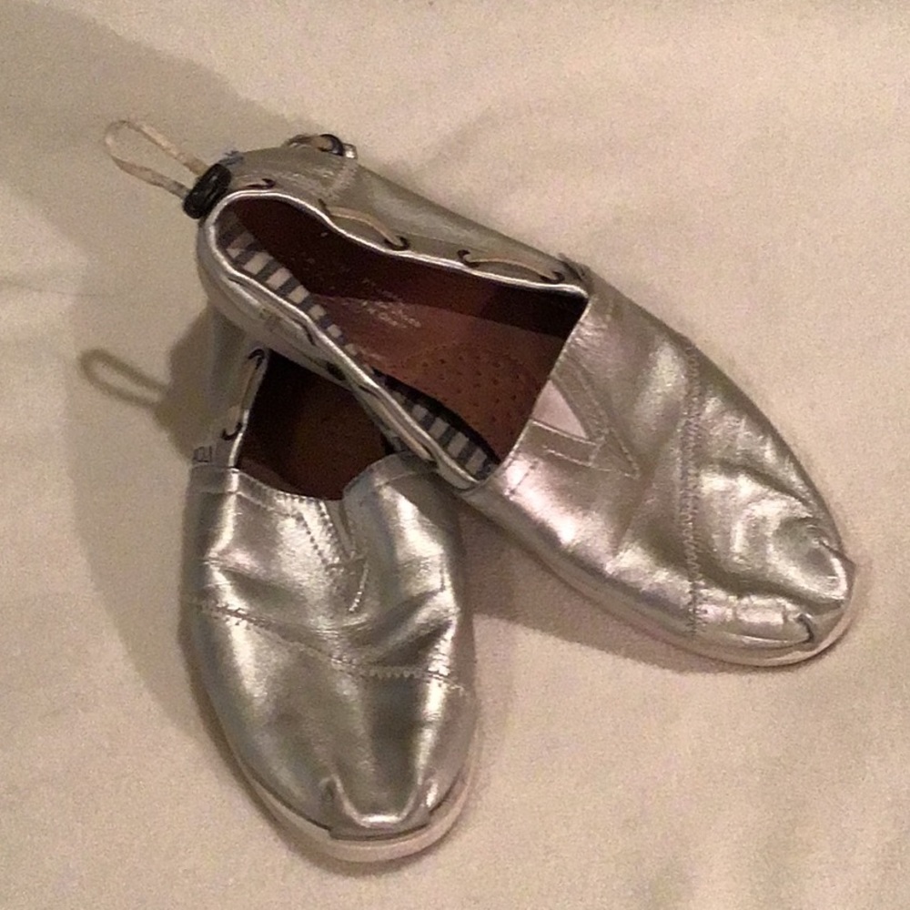 Toms silver leather shoes 8